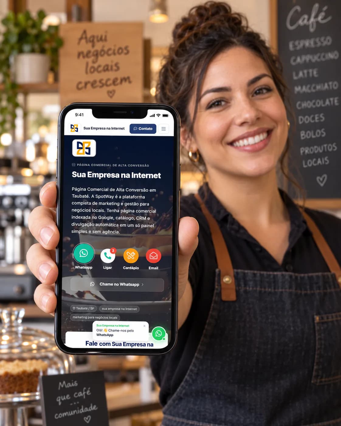 Dona de cafeteria mostrando, no celular, a Página Comercial da empresa criada no Guia Taubaté