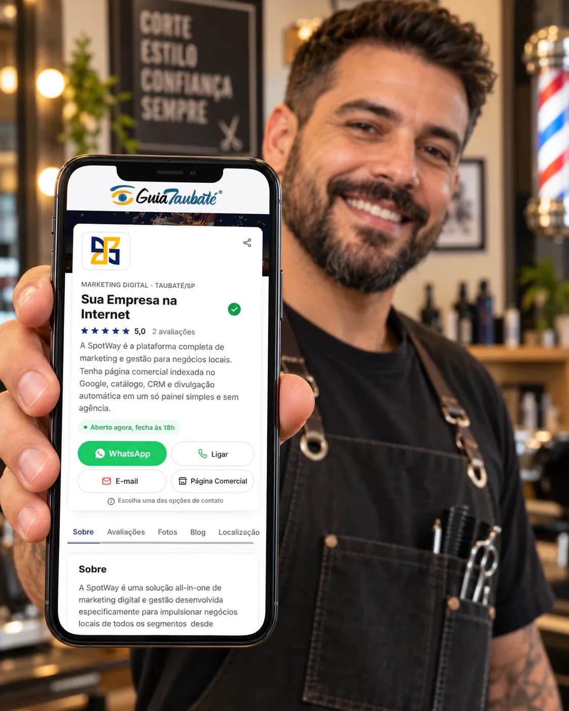 Barbeiro mostrando, no celular, o Perfil da Empresa dele no Guia de Empresas do Guia Taubaté